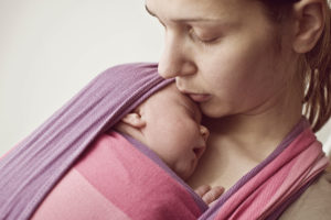 Mutter und Kind in tiefer emotionaler Bindung