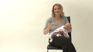 Mutter mit Baby im Arm berichtet über ihren Kaiserschnitt im Film "Meine Narbe"