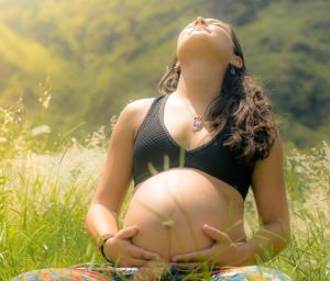 Schwangere mit unbekleidetem Bauch träumt