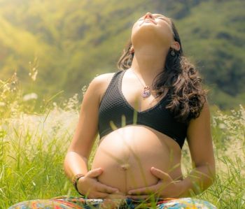 Schwangere mit unbekleidetem Bauch träumt