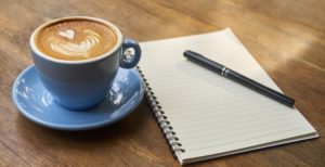 Tasse kaffe, Block und Stift